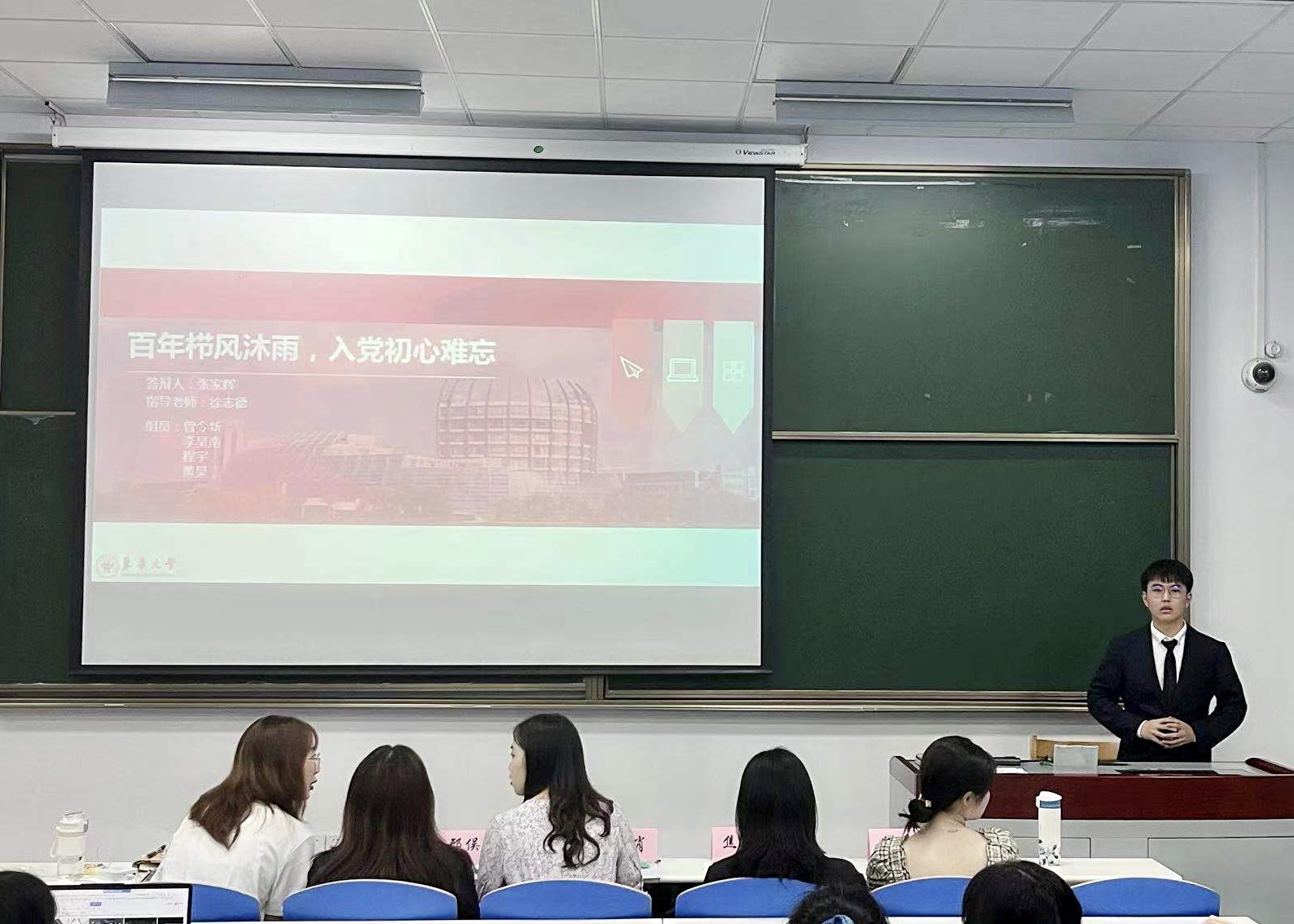 会议室里的人们 描述已自动生成