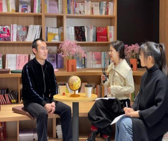 图书馆里的一群人 描述已自动生成