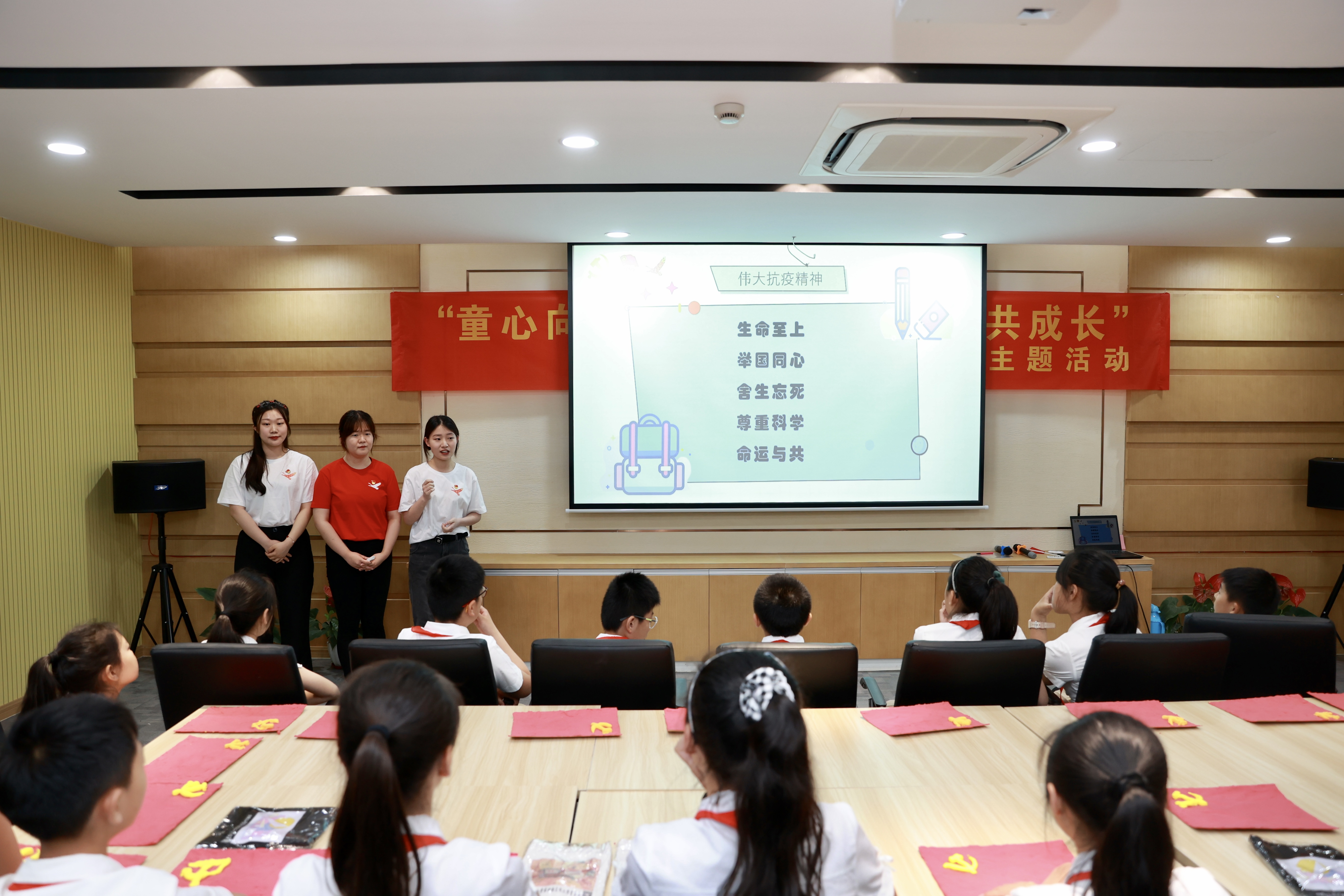 一群人在房间里 描述已自动生成