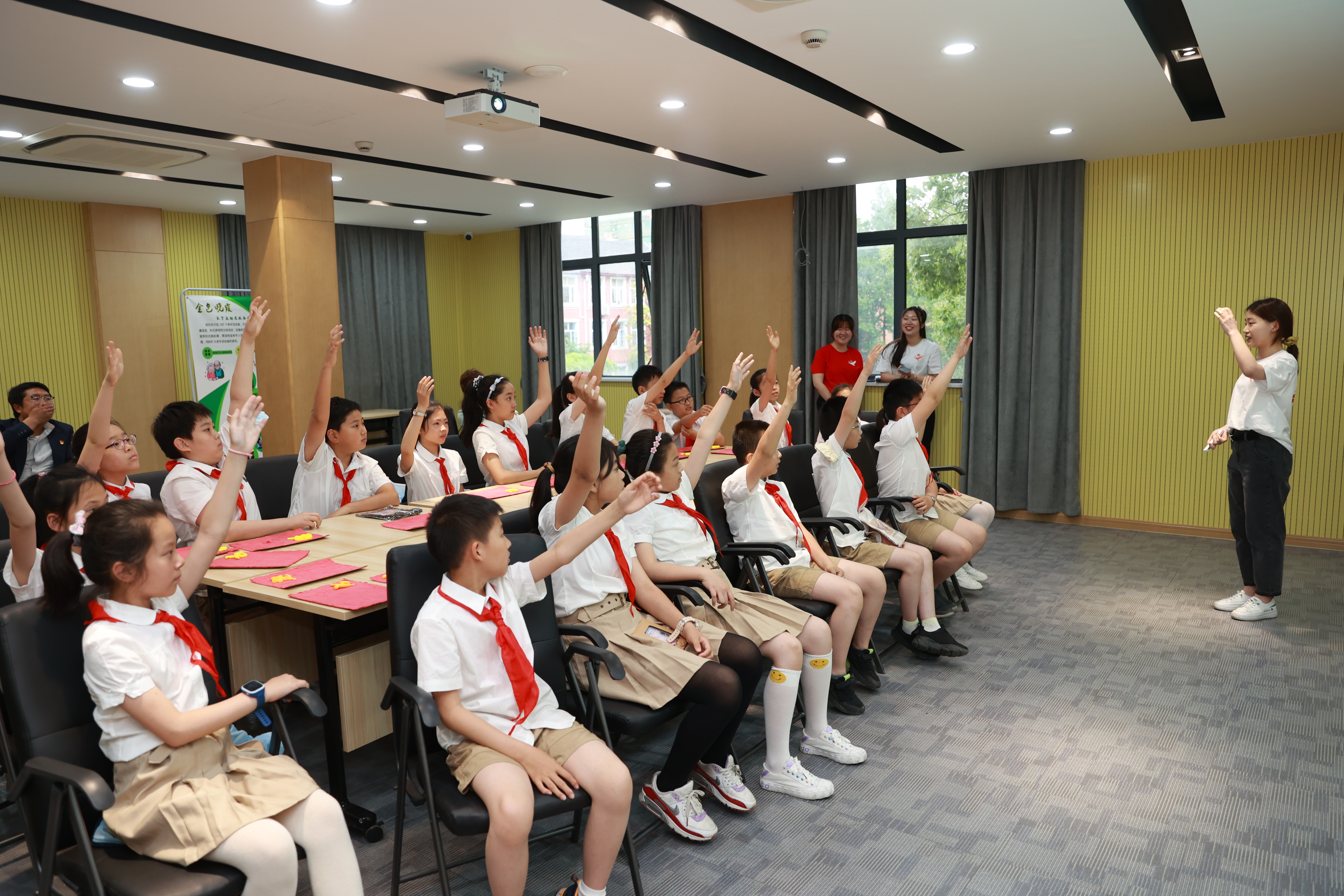 会议室里的人们 描述已自动生成